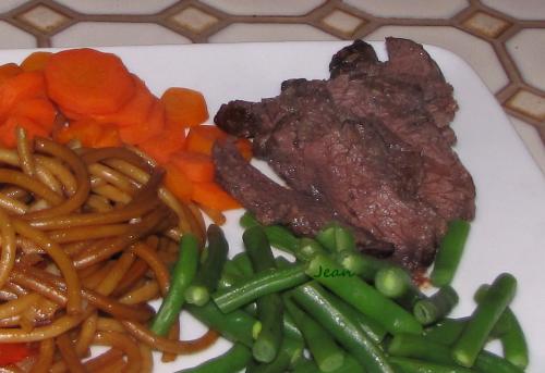 Bavette de boeuf à la sauce soya et pomme de terre à l'ail de Loulou1 | Photo de Nell