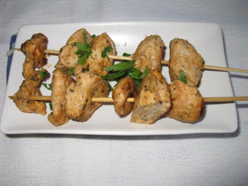 Brochettes de poulet à l'indienne, mélange d'épices tandoori et sauce raïta