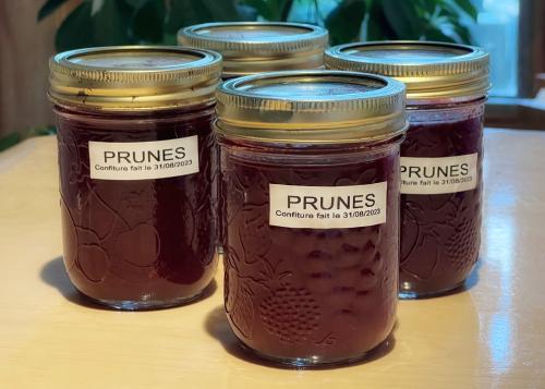 Confiture de prunes dans des pots mason | Photo de Mireille