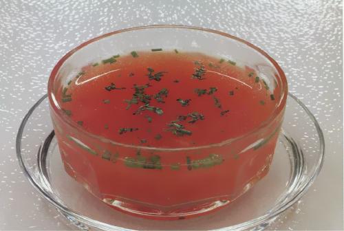 Consommé de volaille rosé de Qu'est-Ce Qu'on Mange | Photo de PassionRecettes