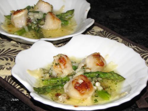 Coquilles de pétoncles et asperges de Nell | Photo de Nell