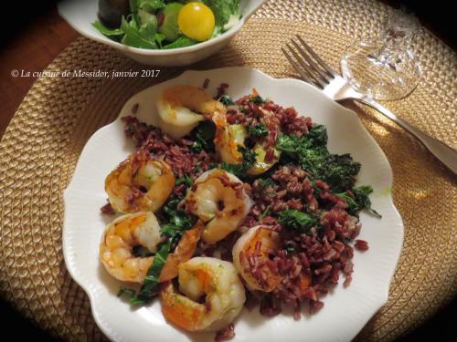 Crevettes sur riz rouge, sauce à l'ail et au basilic de Messidor | Photo de Messidor