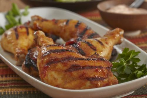 Cuisses de poulet grillées à la harissa avec sauce crémeuse au piment | Photo de PassionRecettes