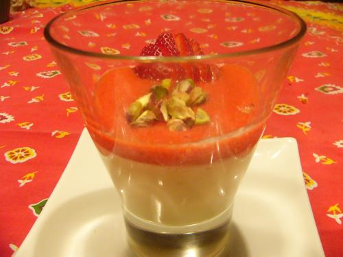 éblouissante panna cotta pistache, coulis de fraises enchanteur de Caroline B.  | Photo de Caroline b.