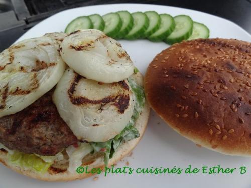 Hamburgers césar garnis d'oignons grillés de Esther B | Photo de Estherb