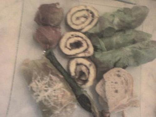 Jeu de rouleaux jo : courgettes fourrees , petites patates en robe de jambon rotie et roulade d'omelettes