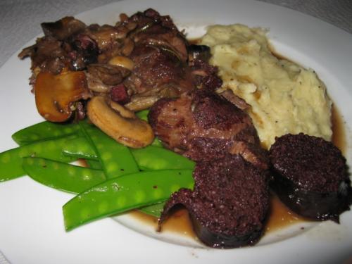 Joue de veau de lait braisée au vin rouge et boudin rôti. de Beaubarbu | Photo de Beaubarbu