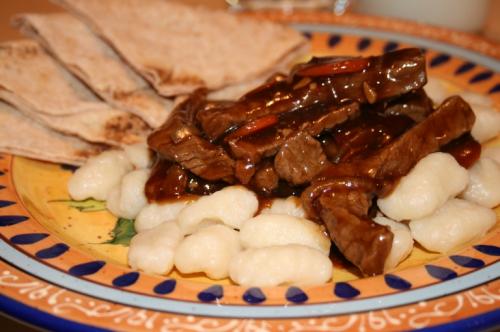 Lanières de boeuf sur gnocchis de Mireille | Photo de Mireille