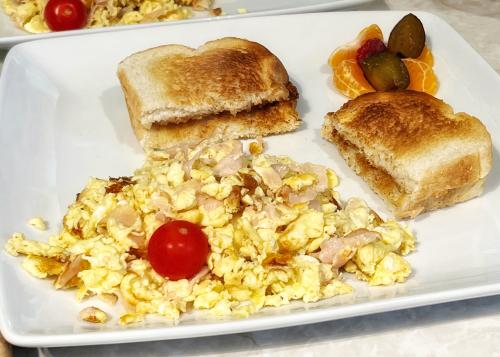 Oeufs brouillés au fromage et jambon de Mireille