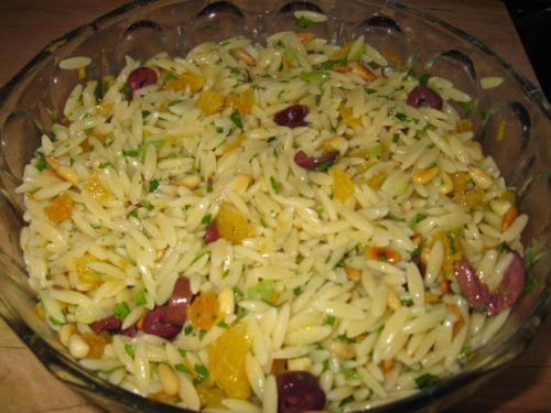 Orzo parfumé à l'orange, aux abricots séchés et aux olives