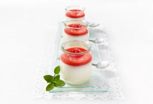 Panna cotta au coulis de framboises de Corralou | Photo de Corralou