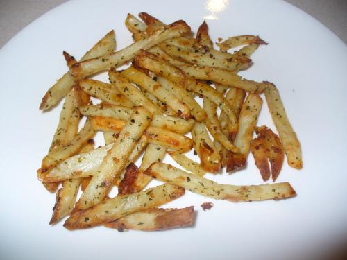 Patates en quartiers ou frites avec épices jardinières