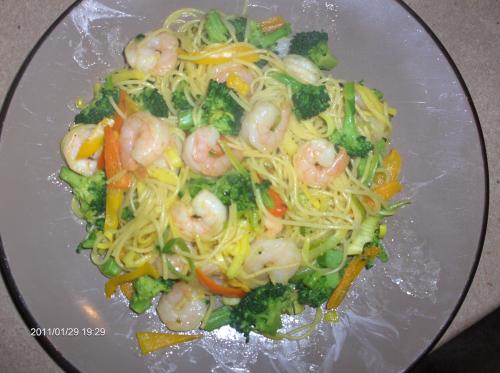 Pâtes au brocoli et crevettes , parfumées au curcuma de Mommzy | Photo de Mommzy