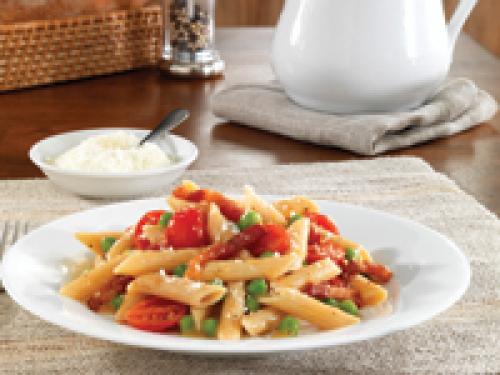 Penne simples et élégants avec pancetta, tomates raisins, petits pois et romano de Edition Nouvelles | Photo de Edition nouvelles