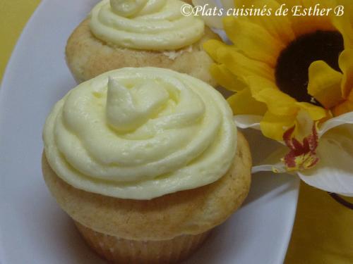 Petit gâteau blanc avec glaçage au beurre citronné de Esther B | Photo de Estherb