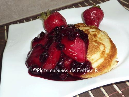 Petites crêpes au babeurre, sauce aux bleuets et pommes de Esther B | Photo de Estherb