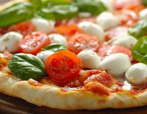 Pizza au fromage bocconcini, tomate et roquette | Photo de PassionRecettes