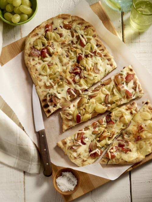 Pizza grillée à la mozzarellissima, aux raisins et aux noix de pin de Saputo | Photo de Saputo