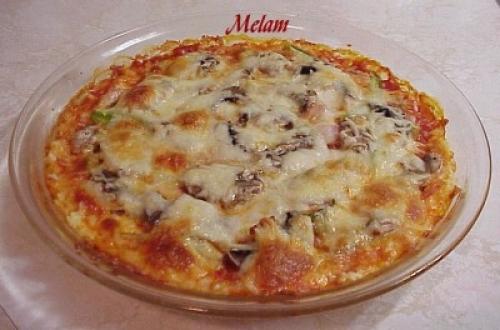 Pizza sur une croûte au riz sans blé de Melam | Photo de Melam