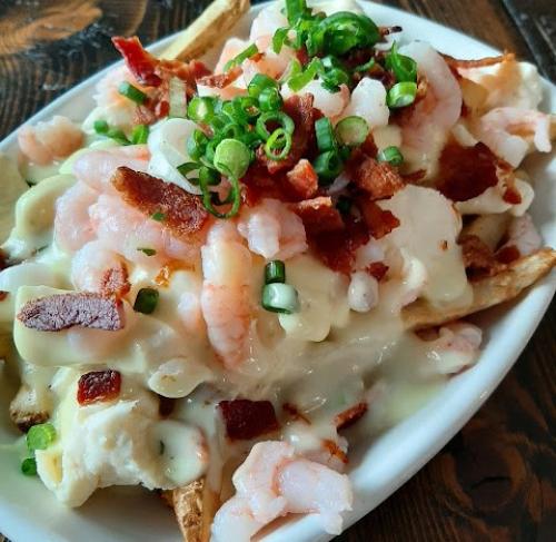 Poutine aux crevettes et au bacon, sauce blanche | Photo de PassionRecettes