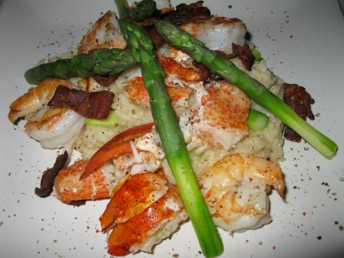 Risotto aux asperges, crevettes , homard et bacon grillés de Beaubarbu | Photo de Beaubarbu