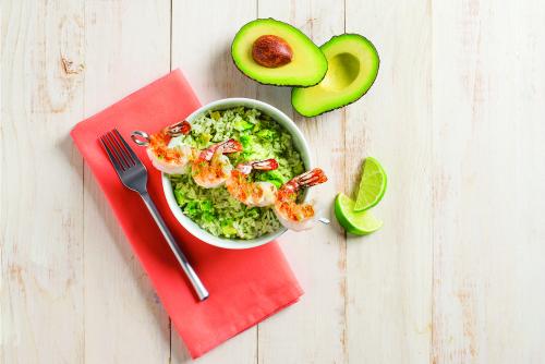 Riz à la lime et à l'avocat accompagné de crevettes grillées de Edition Nouvelles | Photo de Edition nouvelles