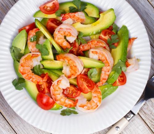 Salade d'avocat, crevettes et tomates | Photo de PassionRecettes