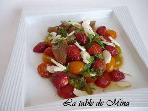 Salade de tomates et fraises à la verveine et aux amandes fraîches de Mamina13 | Photo de Mamina13