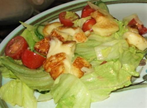 Salade rafraîchissante au fromage grillé | Photo de PassionRecettes