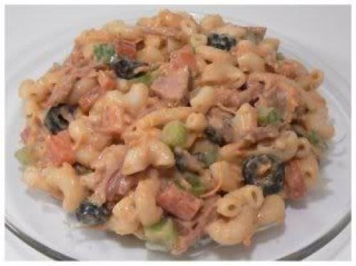 Salade repas de macaroni à l'italienne | Photo de Dabue