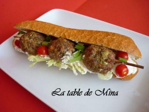 Sandwich boulettes en brochette, sauce yaourt de Mamina13 | Photo de Mamina13