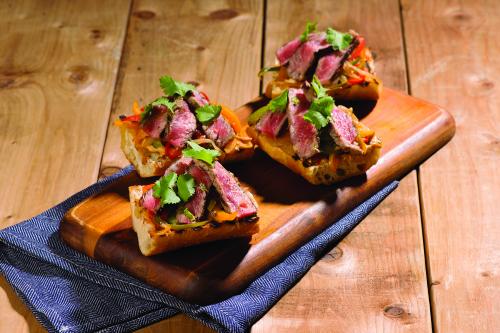 Sandwich ouvert au steak de Edition Nouvelles | Photo de Edition nouvelles