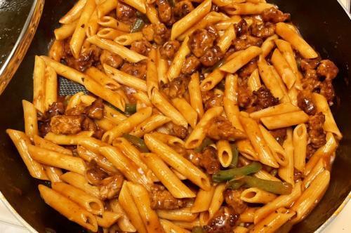 Saucisses et penne au basilic et origan de Pierret L. Daigneault | Photo de Mireille