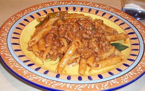 Saucisses et penne au basilic et origan de Pierret L. Daigneault | Photo de Mireille