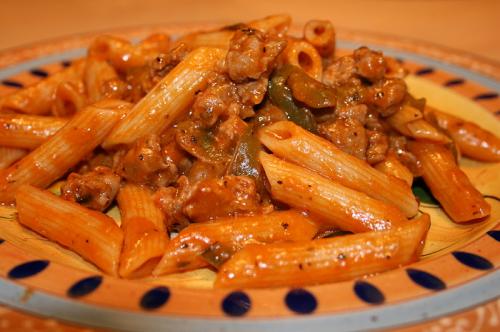 Saucisses et penne au basilic et origan de Pierret L. Daigneault | Photo de Mireille