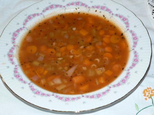 Soupe aux lentilles et aux pâtes faible en gras de jean paré de Baddy | Photo de Baddy