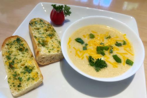 Soupe de chou-fleur rôti au cheddar et à l'ail à l'instant pot | Photo de Mireille