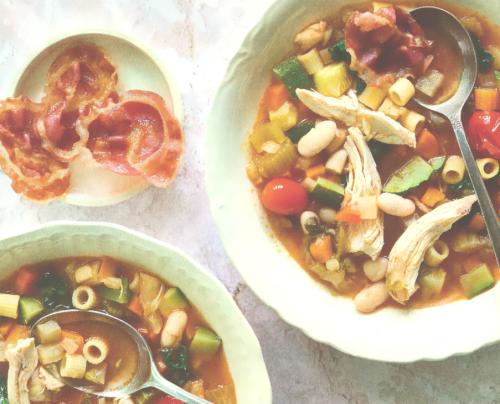 Soupe minestrone au poulet, légumes et croustilles de pancetta de Melanie Marchand | Photo de PassionRecettes