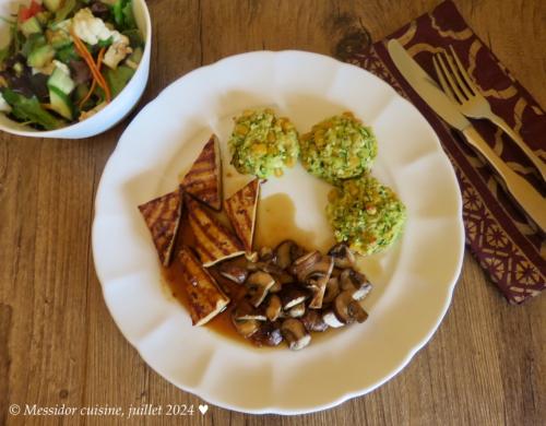 Tofu grillé à l'asiatique + galettes de courgette au maïs de Messidor | Photo de Messidor