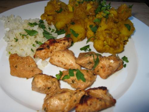 Brochettes de poulet à l'indienne, mélange d'épices tandoori et sauce raïta de Beaubarbu | Photo de Beaubarbu