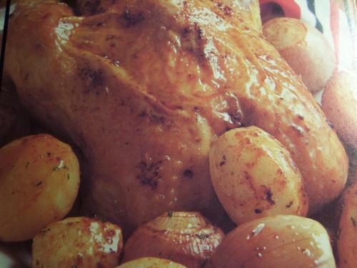 Chapon avec pommes de terre et oignons rôtis - pol martin de Callyoe | Photo de Callyoe