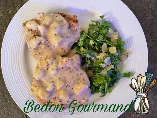 Côtelettes de porc, sauce pomme et moutarde et salade de roquette de Bedon Gourmand | Photo de Bedon gourmand