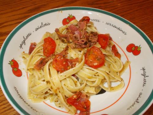 Fettucines au pesto, tomates et prosciutto croustillant de Manger Avec Mo | Photo de Manger avec mo