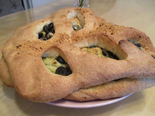 Fougasse à la m.a.p. au pesto, olive, tomate et parmesan de B900Sc | Photo de Corralou