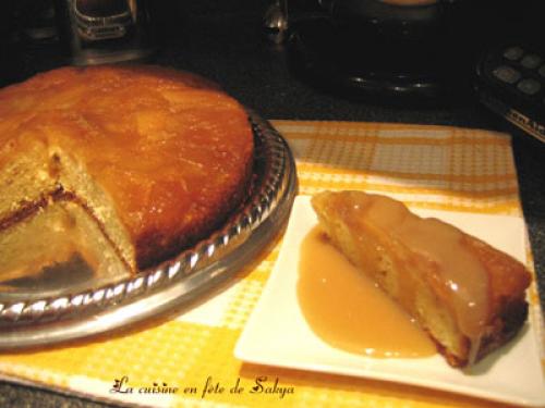 Gâteau renversé aux pommes, sauce au caramel de Sakya | Photo de PassionRecettes