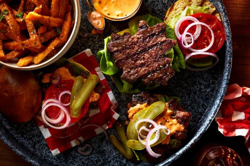 Hamburgers de la fête du canada avec sauce mille-îles de Edition Nouvelles | Photo de Edition nouvelles