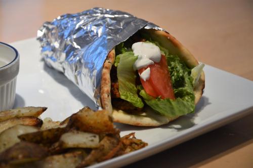 Pita souvlaki de porc et sauce tzatziki de Mireille | Photo de Mireille