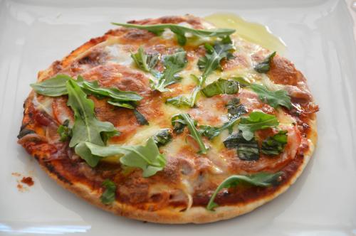 Pizza prosciutto, fromage et roquette de Mireille | Photo de Mireille