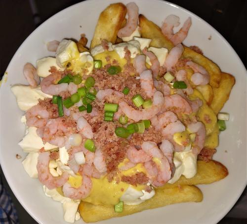 Poutine aux crevettes et au bacon, sauce blanche | Photo de PassionRecettes