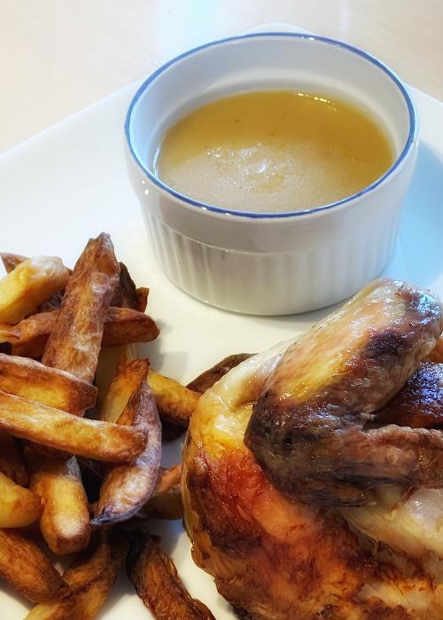 Sauce simple avec le jus de cuisson du poulet cuit au air fryer | Photo de Mireille